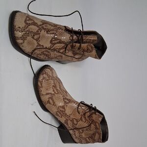 Andrew Stevens Tan Snake-Print Lace-Up Ankle Boots